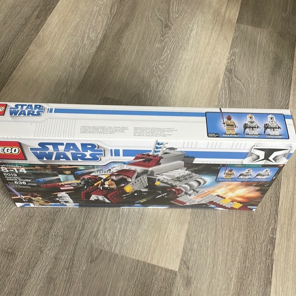 🆕 BNIB Lego Star Wars 8019 Republic Attack Shuttle 636 pieces - Picture 3 of 3